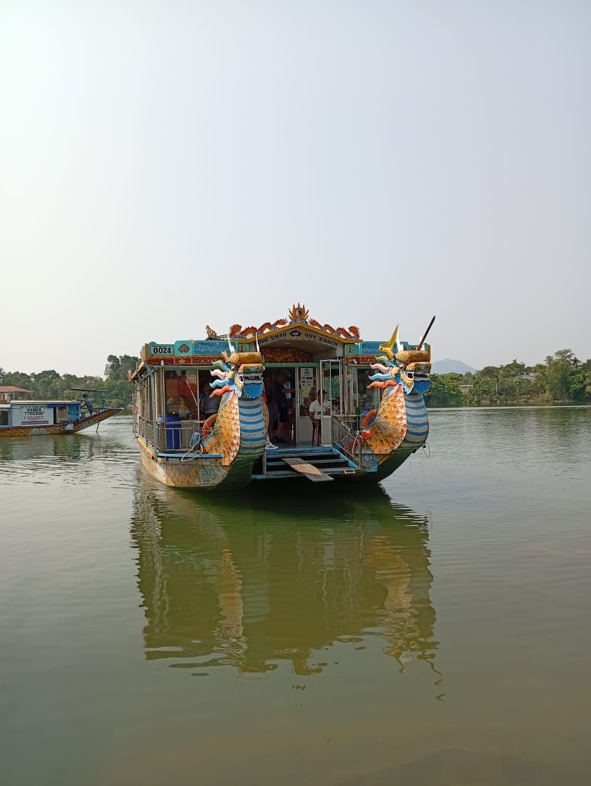 Bateau-dragon, excursions touristiques sur la rivière des Parfums à Hué, au Vietnam, photo gratuite