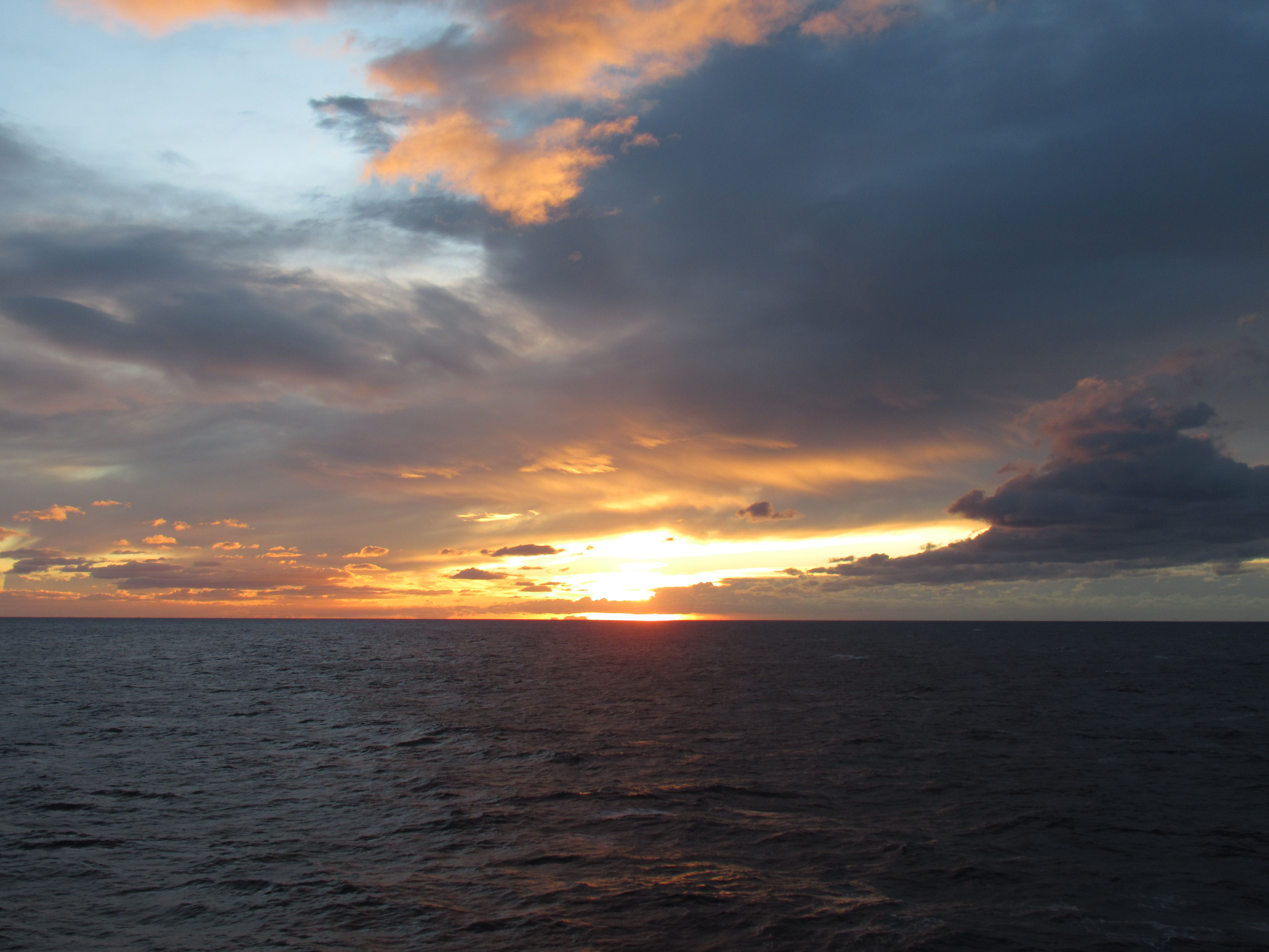 ciel_nuages_et_soleil_jaune