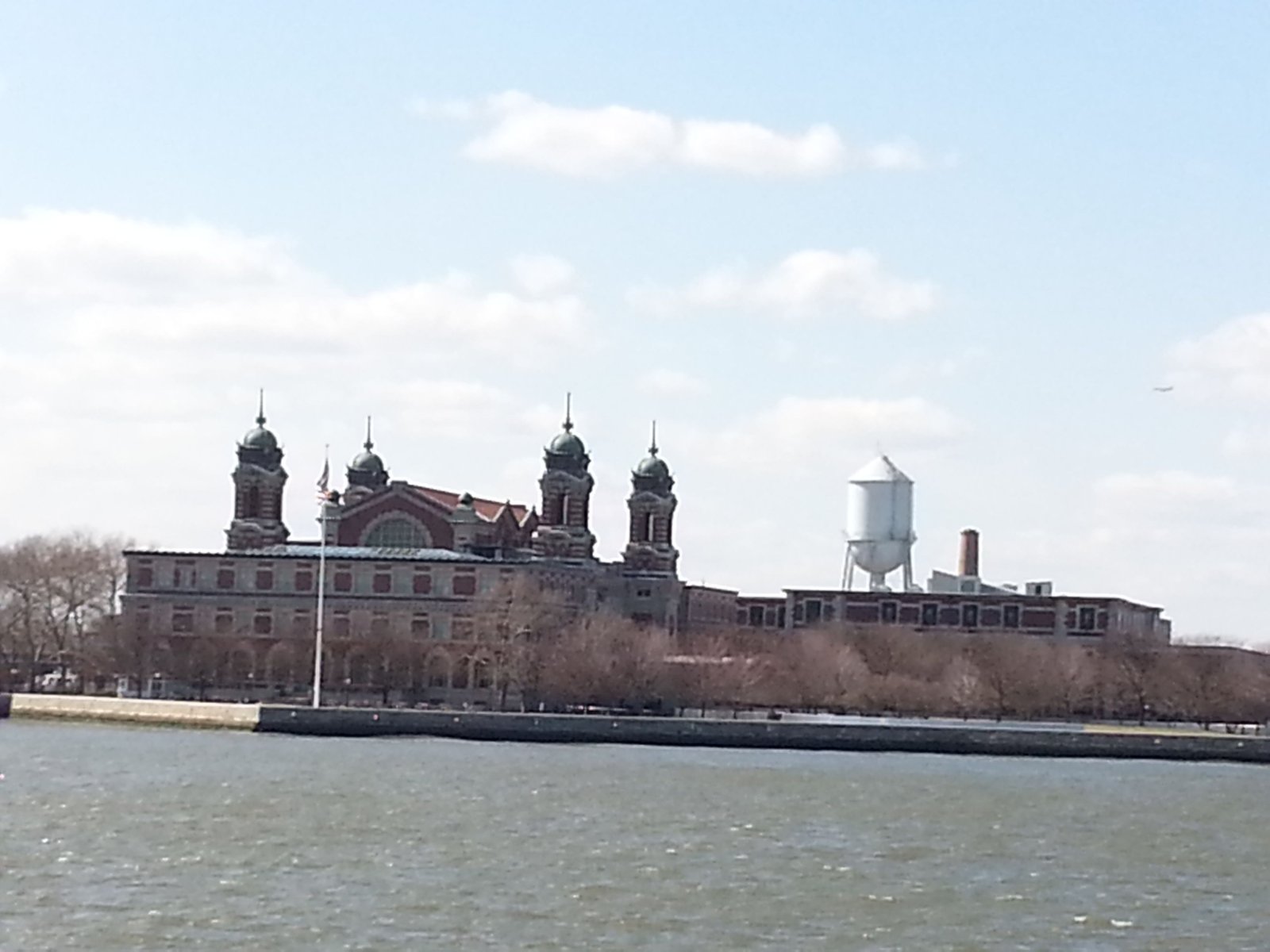 Ellis Island, une île située à l'embouchure de l'Hudson à New York, États-Unis, photo gratuite