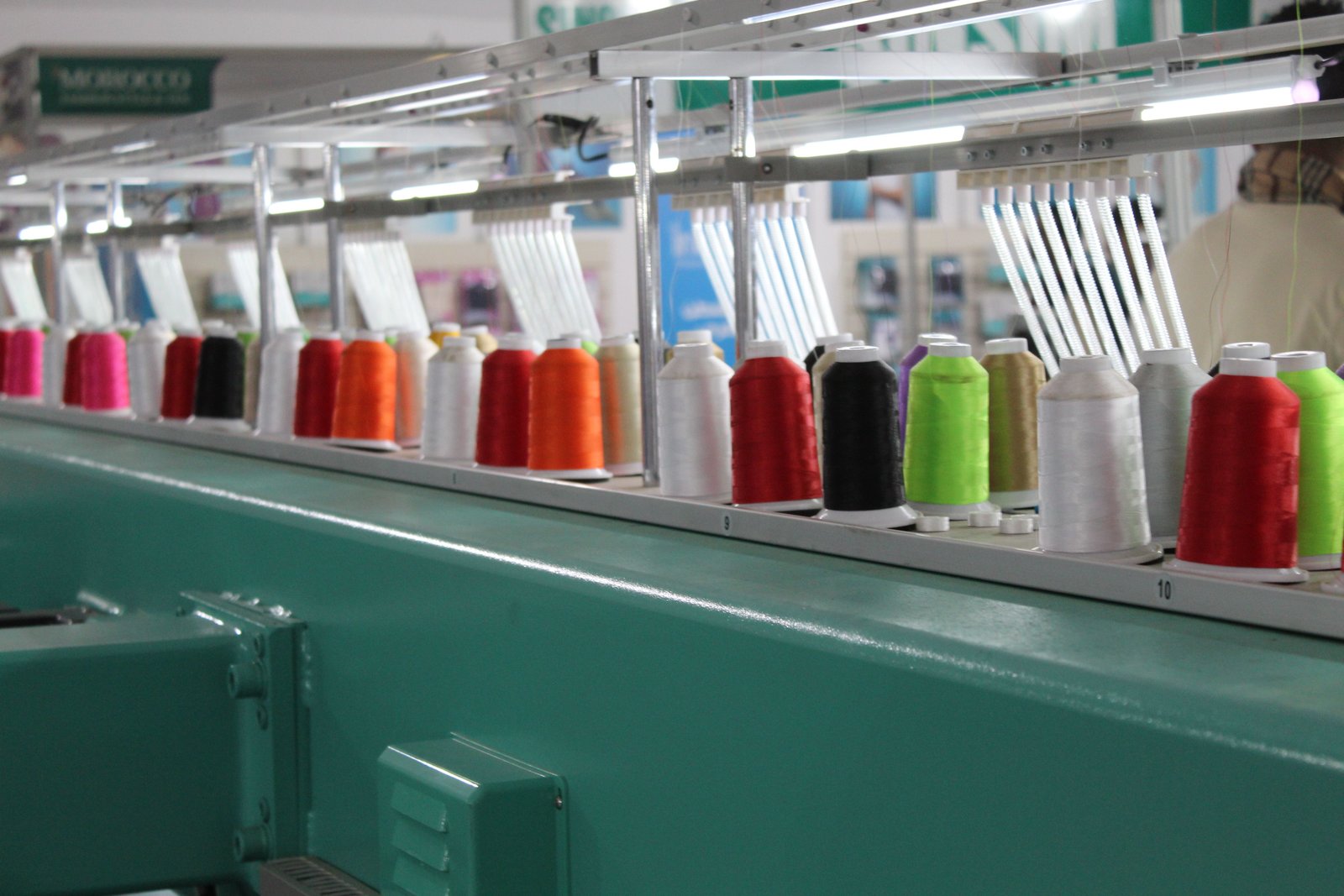 Machine à broder industrielle, bobines de fil, photo gratuite