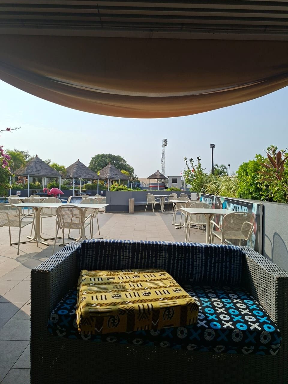 Terrasse au bord d'une piscine, photo gratuite