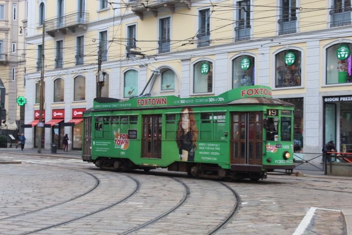 Un tramway publicitaire pour foxtown qui circule dans la ville de Milan, photo gratuite