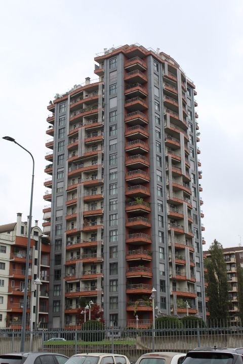 Bâtiment moderne en étage à Milan en Italie photo gratuite