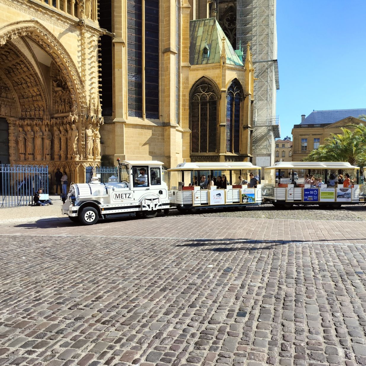 Train touristique devant la cathédrale de Metz en France
