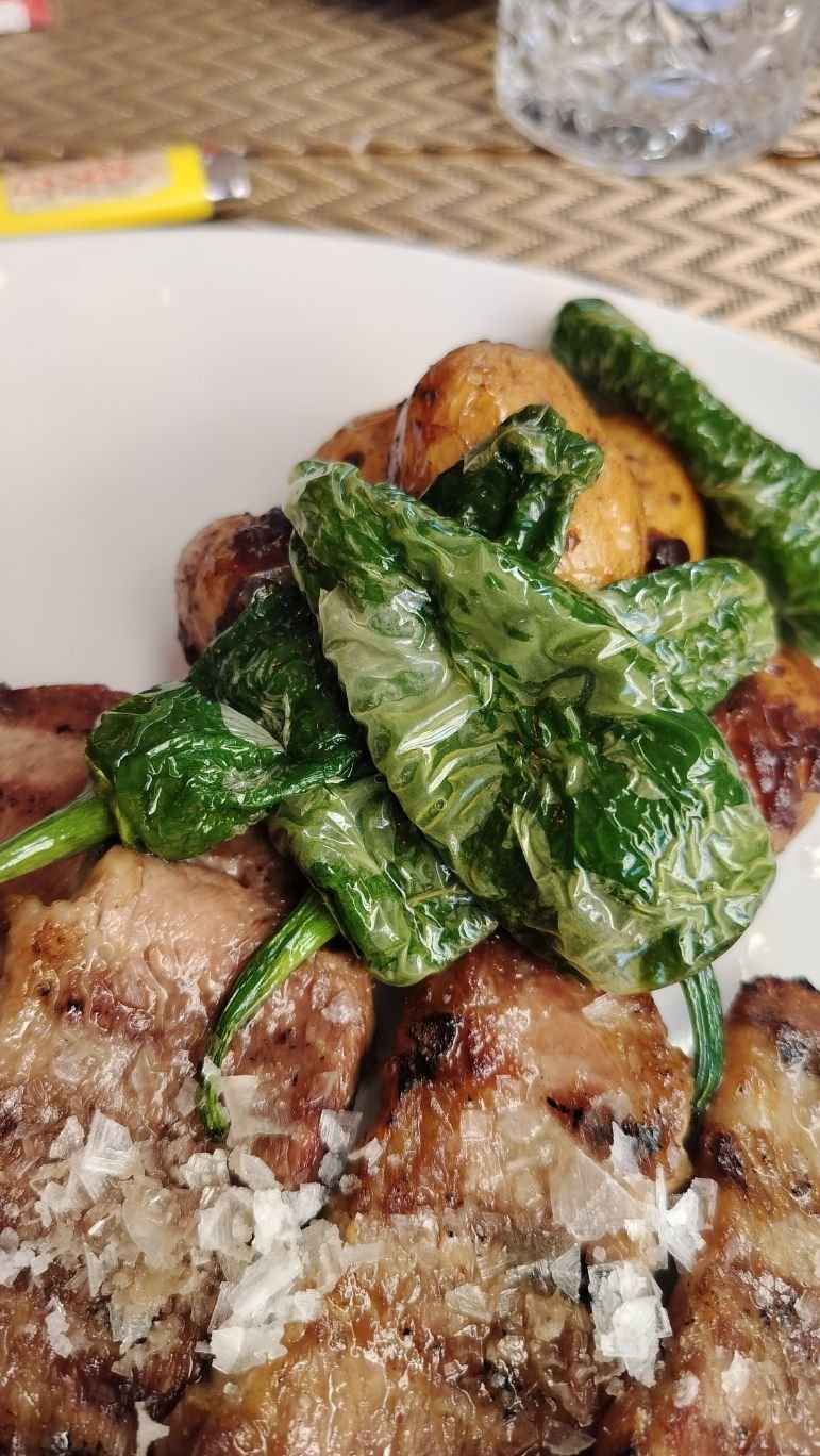 Un plat de viande avec du piment vert, photo gratuite