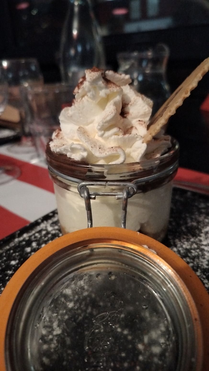 Coupe glacée présentée dans un bocal en verre, photo gratuite