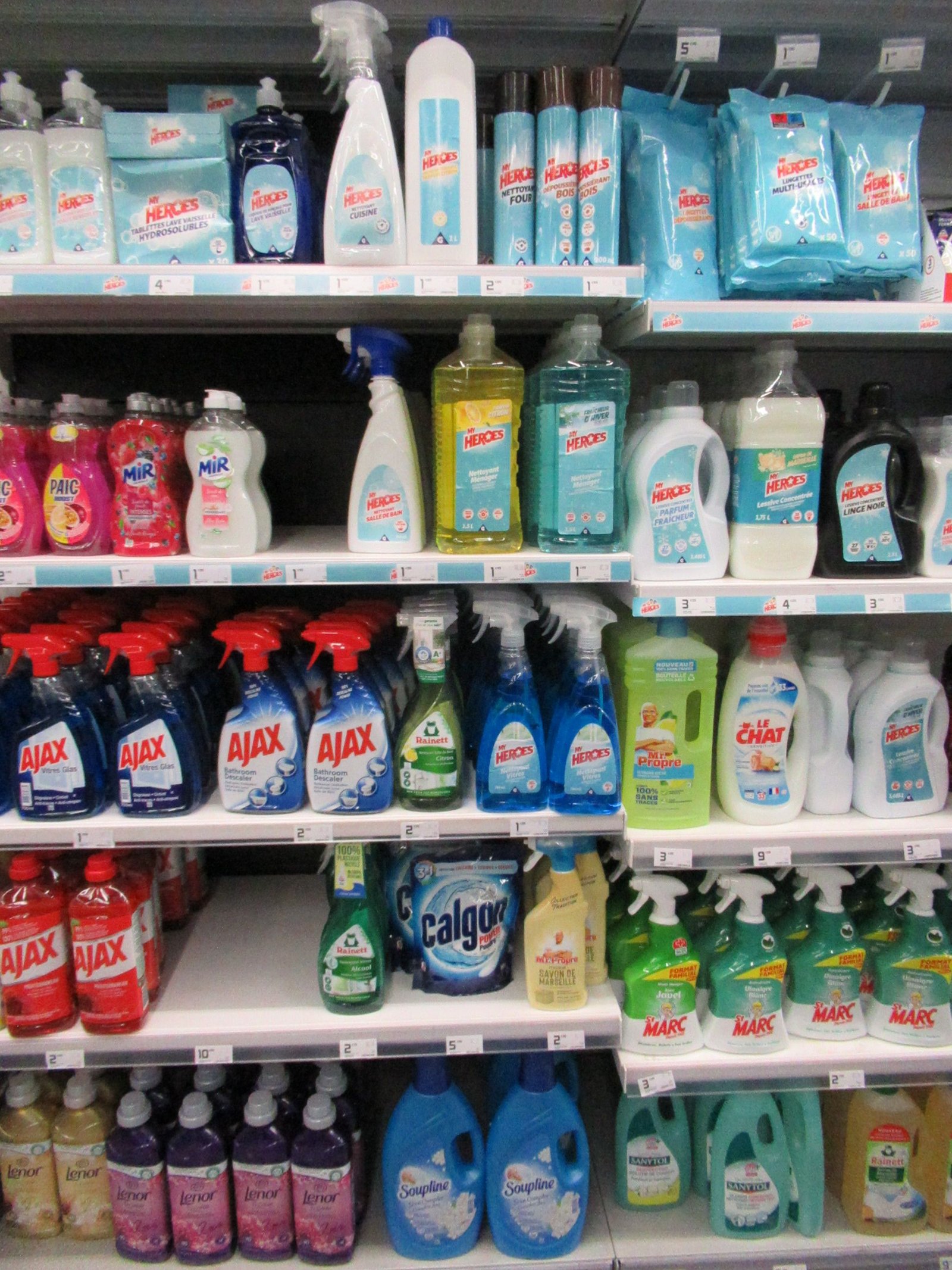 Produits liquides de nettoyage sur le rayon d'un magasin