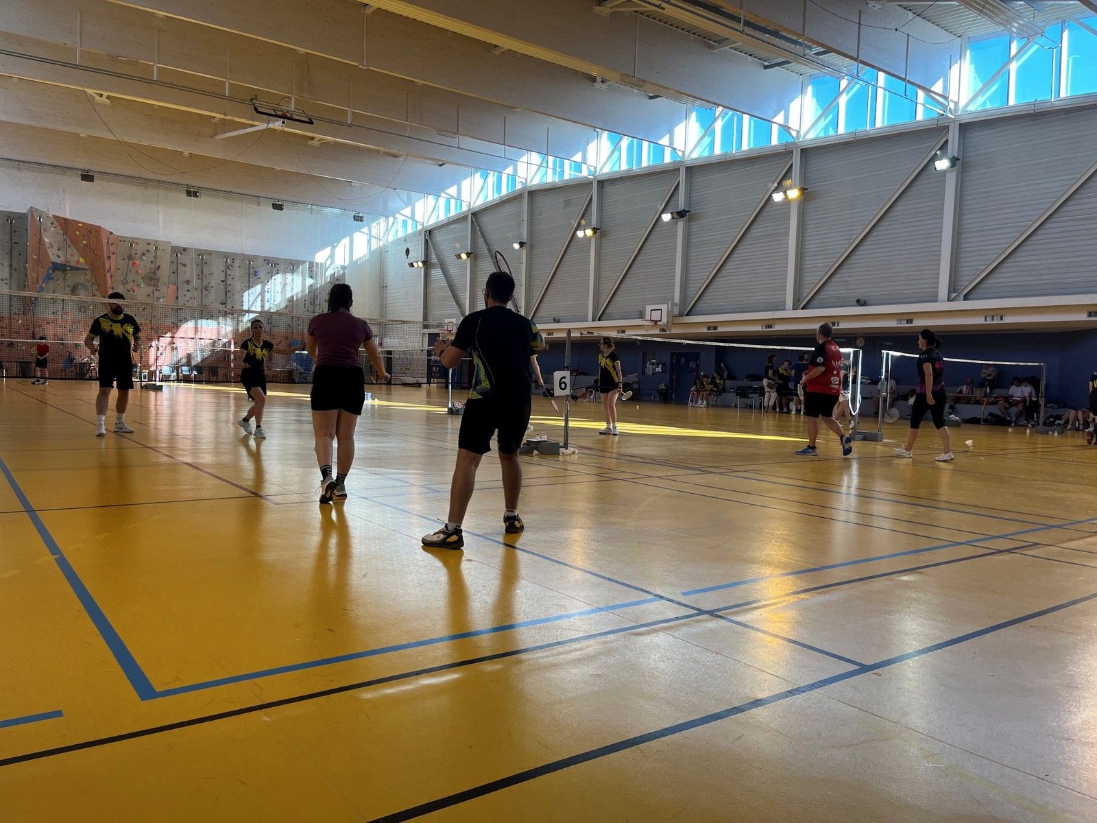 Tournois de badminton dans un gymnase, photo gratuite