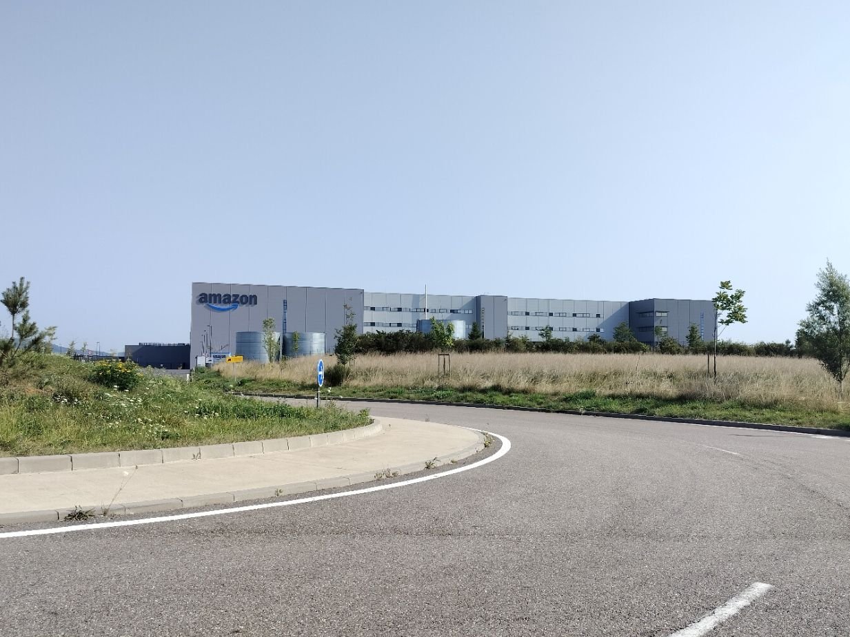 Un centre de traitement des commandes d'Amazon, photo gratuite