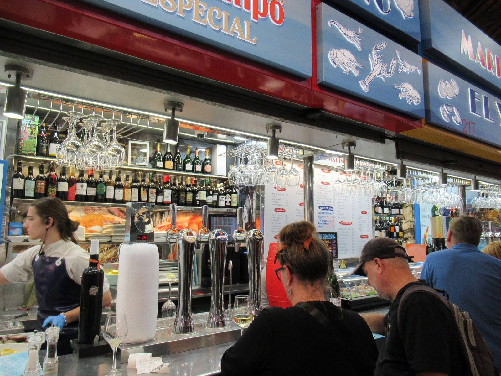 L'intérieur d'un bar ou d'un restaurant animé, avec un comptoir, des clients et des employés, photo gratuite