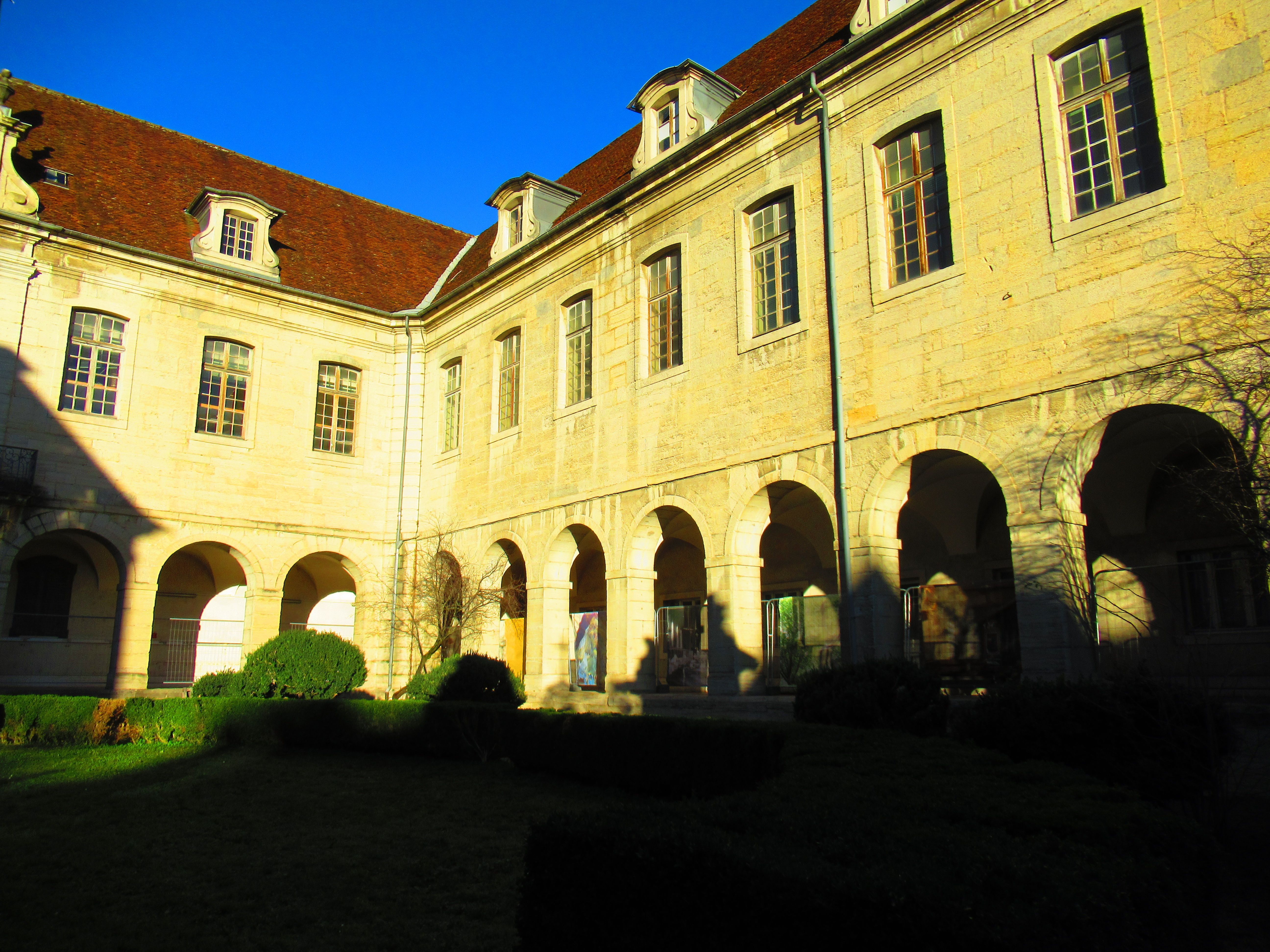 Cour intérieure d’un bâtiment historique hôtel Dieu Lons-le-Saunier photo gratuite