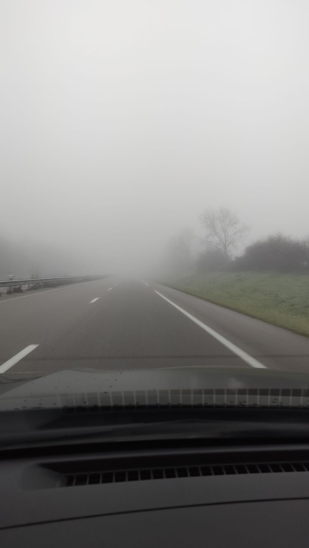 Une route de campagne dans le brouillard, photo gratuite