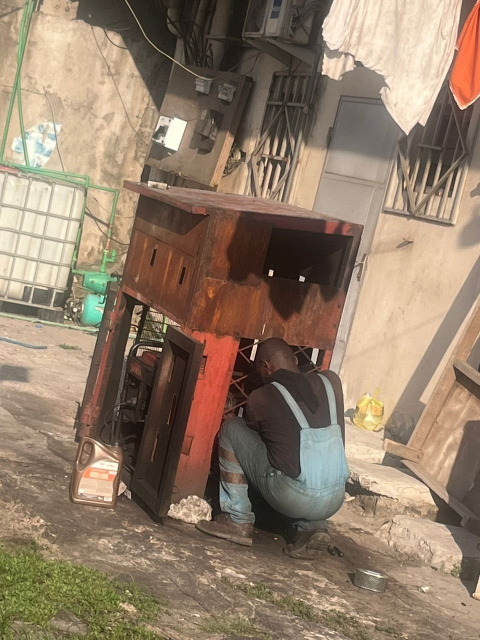 Réparateur des groupes électrogènes photo gratuite