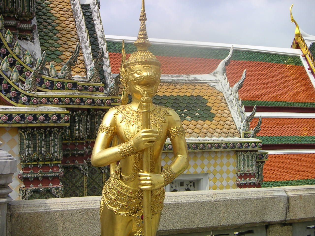 Statue recouverte d'or de Kinnara à Bangkok