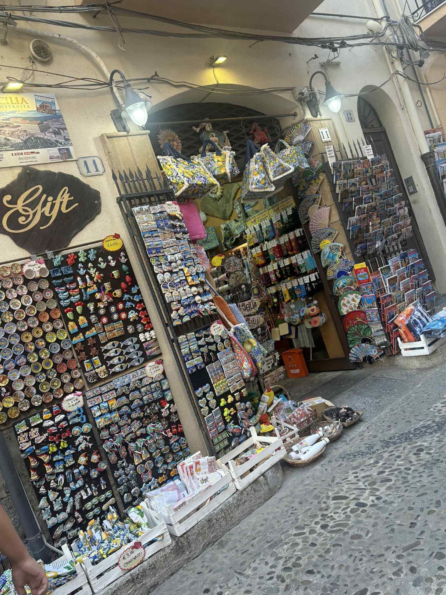 Une boutique de souvenirs dans la ville de Cefalù, en Sicile, Italie, photo gratuite