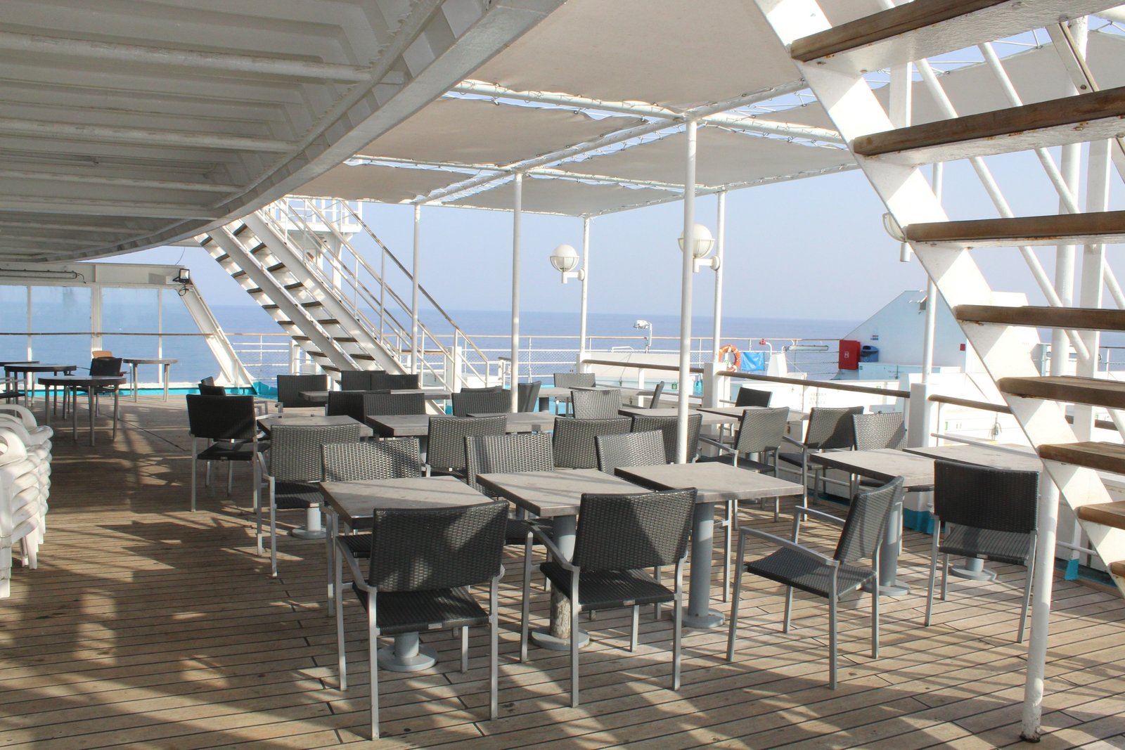 Pont extérieur avec un espace de restauration ou de détente sur un bateau de croisière photo gratuite