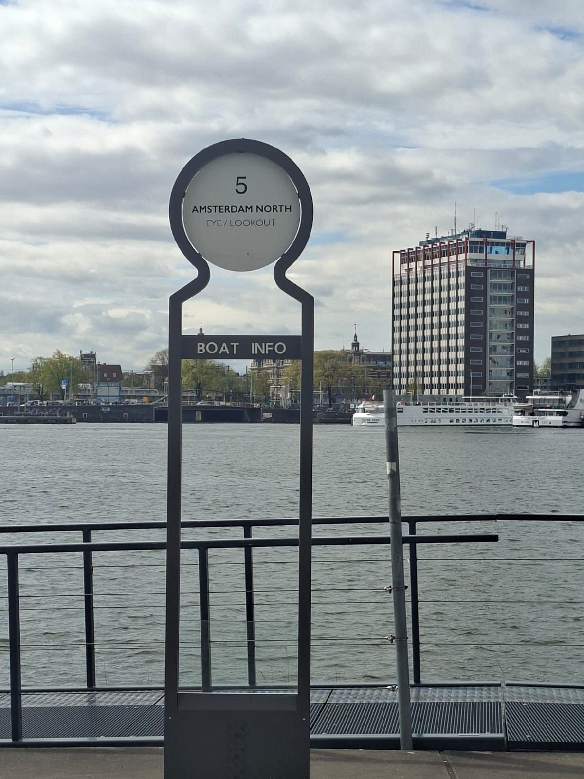 Panneau pour un arrêt de bateau touristique à Amsterdam Pays-Bas, fleuve, photo gratuite