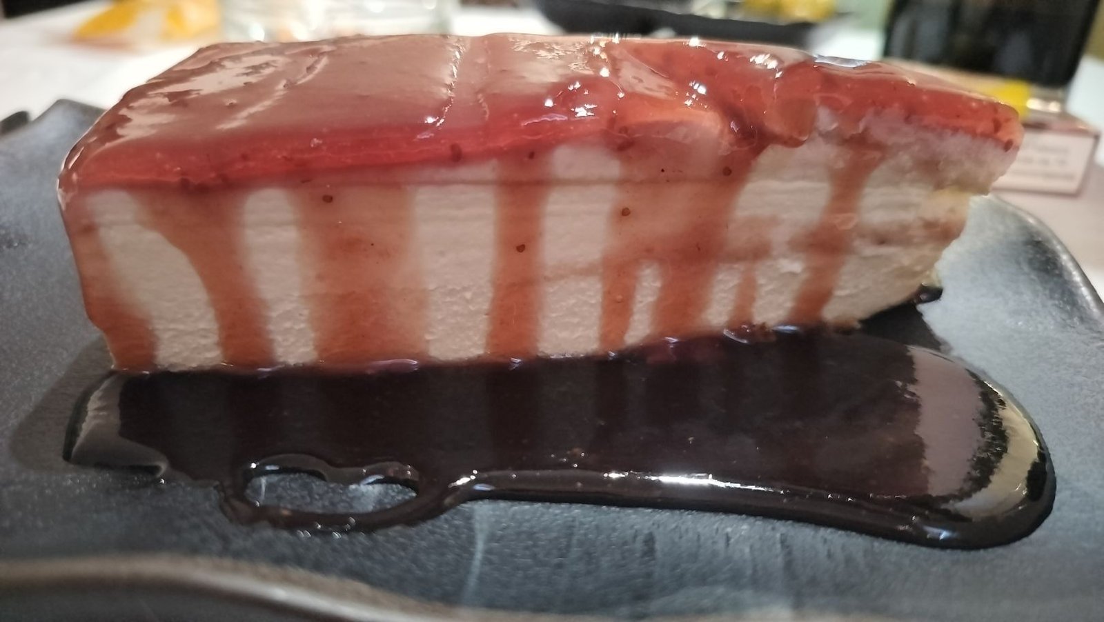 Une part de gâteau, nappée de sauce aux fraises, photo gratuite