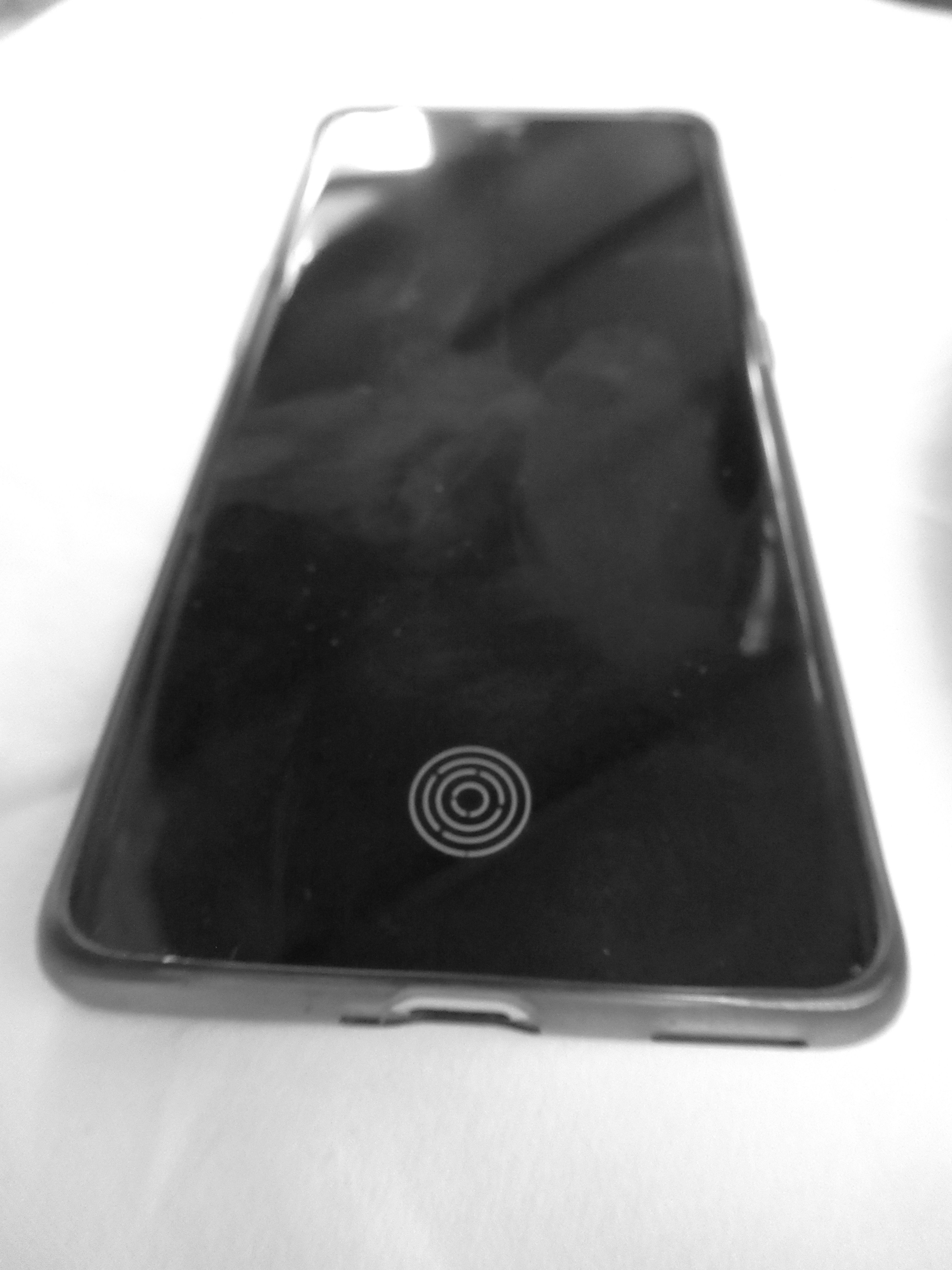 Empreinte digitale marquée sur l'écran d'un téléphone smartphone photo gratuite