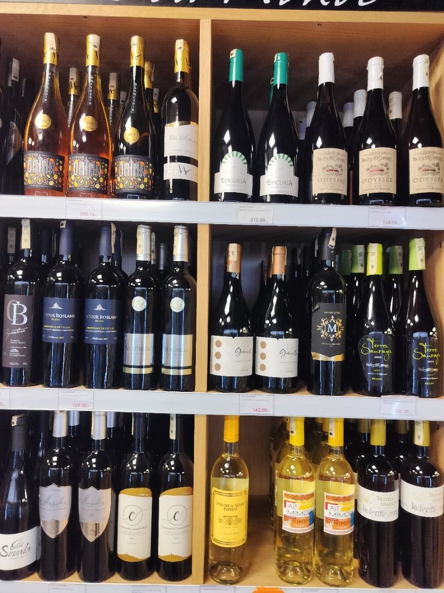 Sélection de vins en rayon photo gratuite
