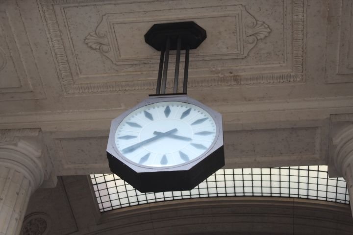 Horloge suspendue à un plafond de la gare, Milan Lombardie en Italie photo gratuite