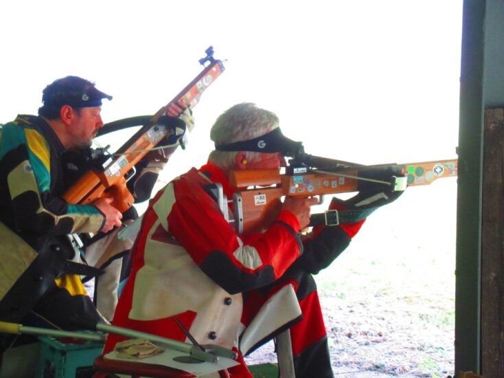 Concentration et précision au tir à l'arbalète photo gratuite