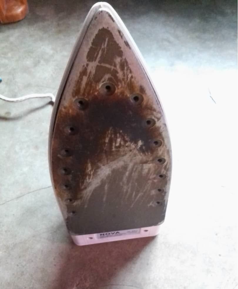 Fer à repasser usé et brûlé photo gratuite