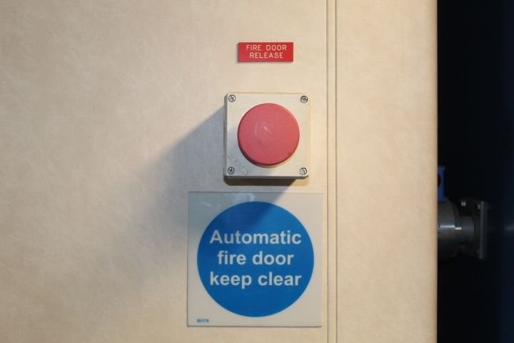 Bouton rouge d'urgence incendie sur un bateau photo gratuite