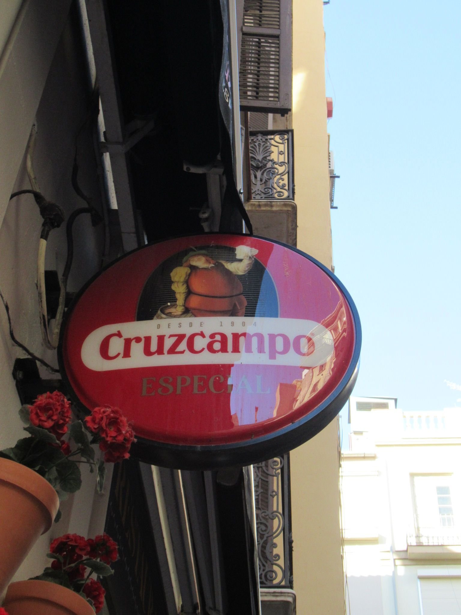 Une enseigne lumineuse pour la bière espagnole Cruzcampo Especial, photo gratuite