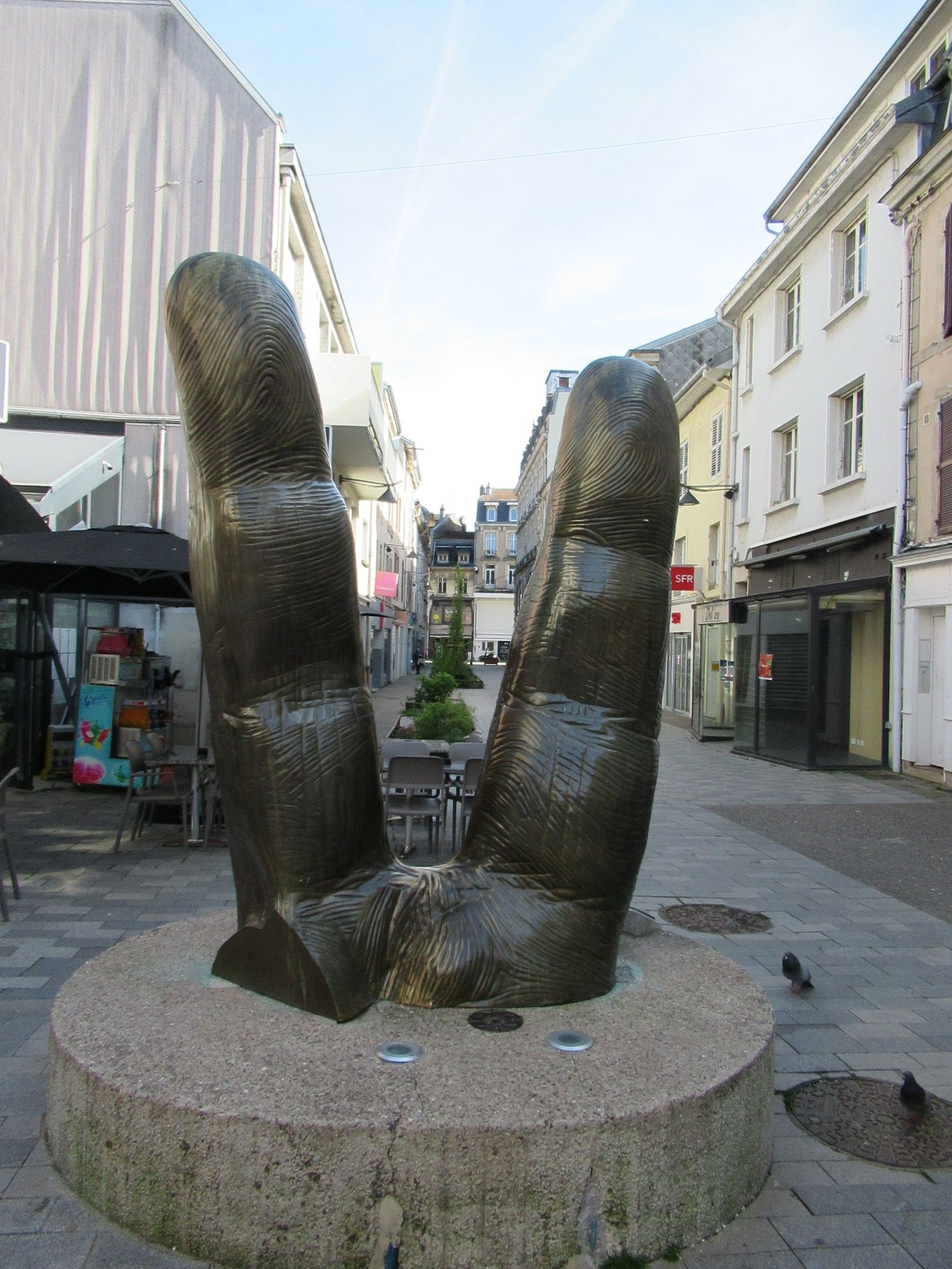 Sculpture en bronze des doigts de César Épinal Vosges