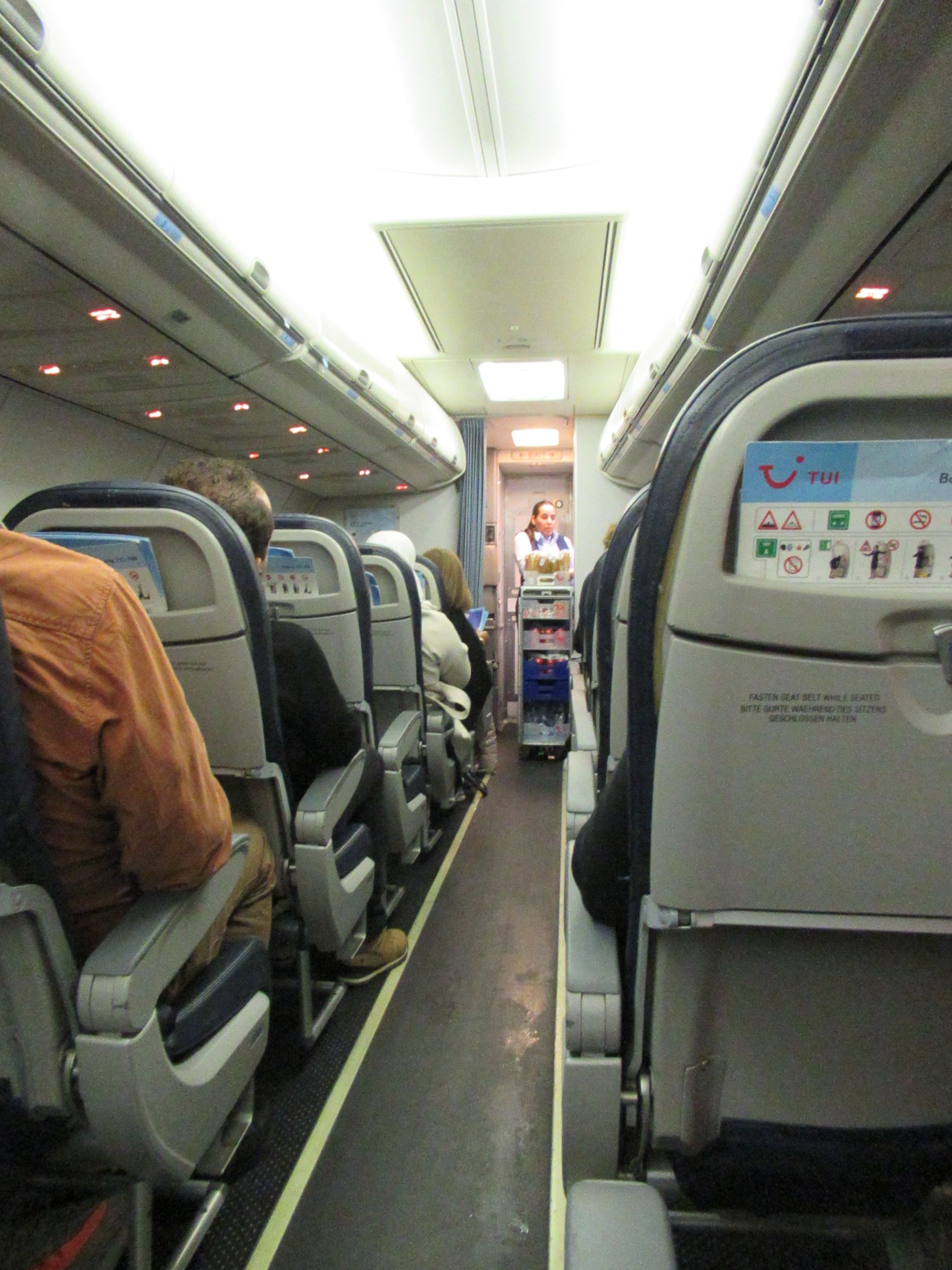 Passagers installés dans la cabine d'un avion