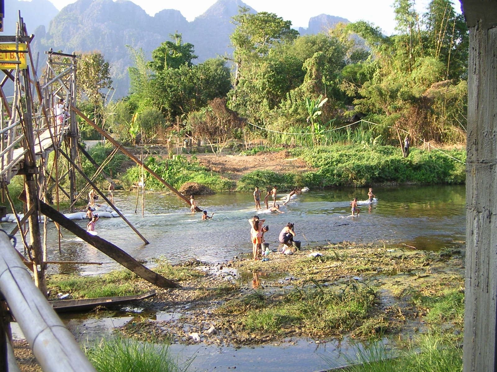 Enfants se baignant dans la rivière Thaïlande