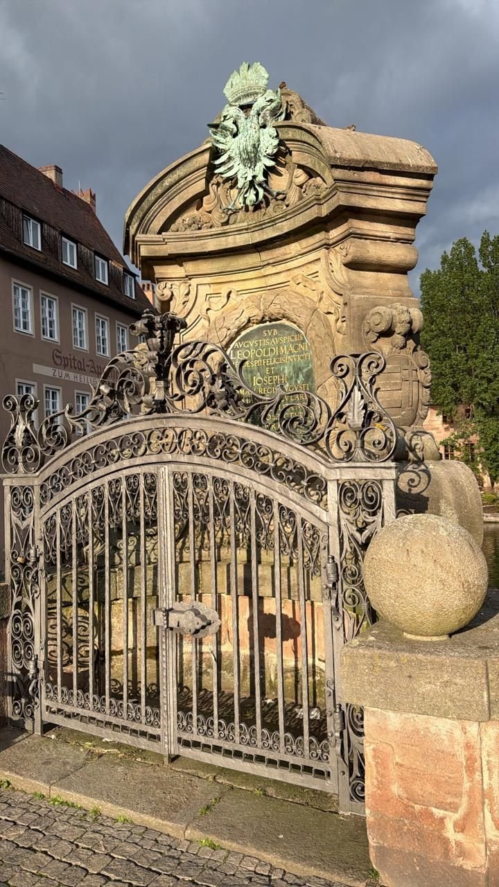 Monument situé sur le pont Museumsbrücke à Nuremberg, Allemagne, photo gratuite