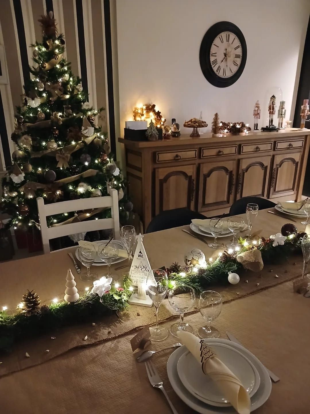 Une salle à manger décorée pour un repas de fête de Noël, photo gratuite