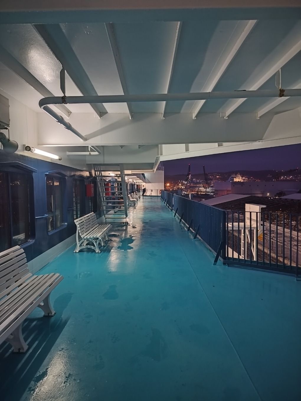 Bancs sur la terrasse d'un bateau de croisière photo gratuite