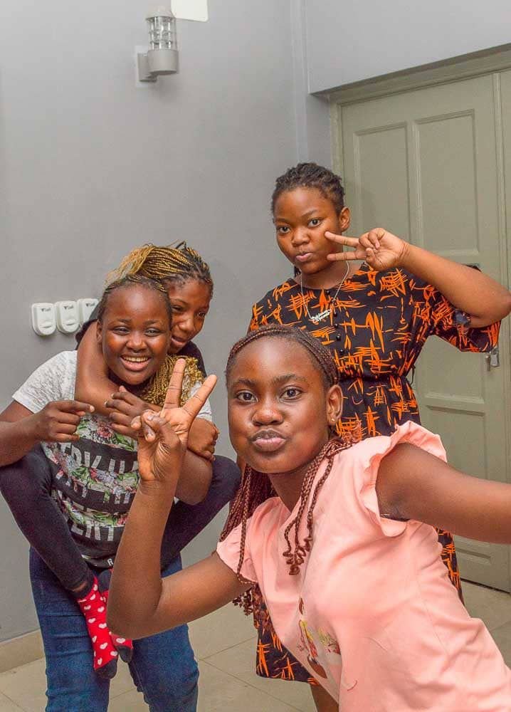 Pose des filles avec signe de la main photo gratuite