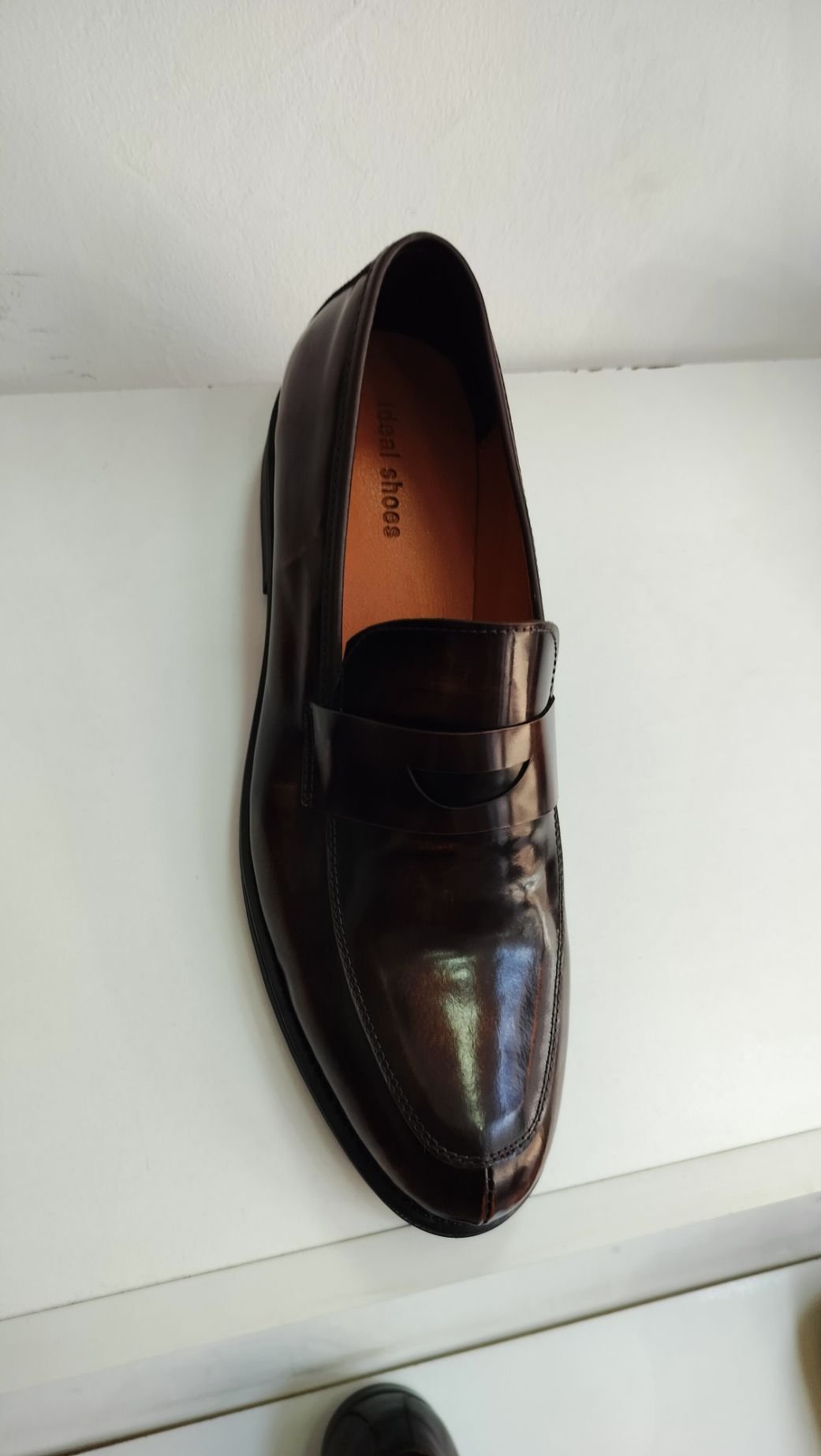 Pied de chaussure mocassin noire