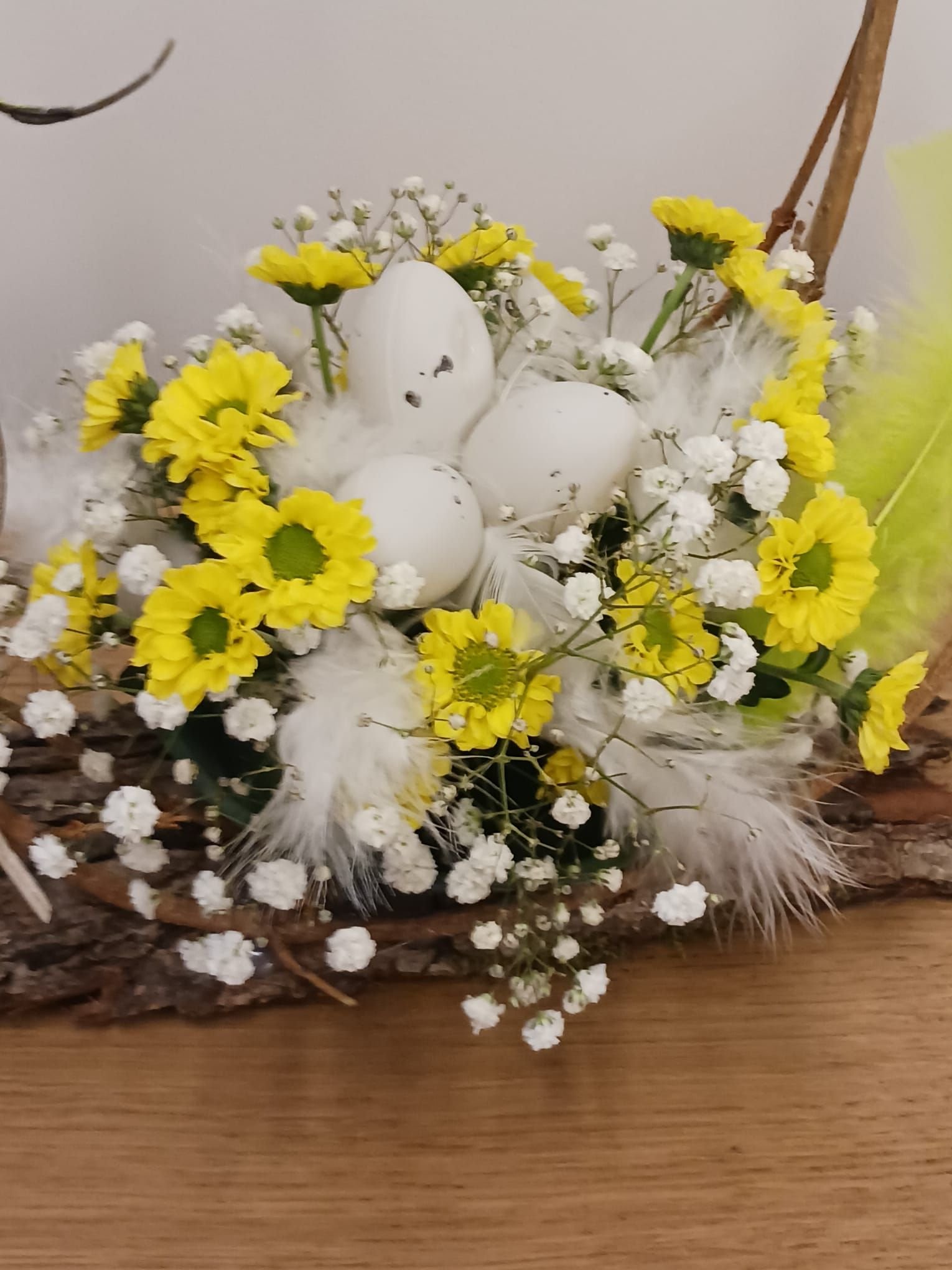 Arrangement de fleurs jaunes pour Pâques, photo gratuite