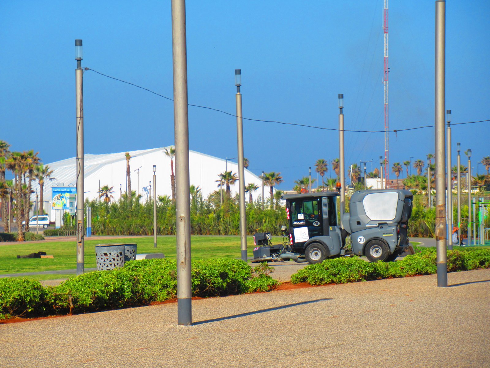 Balayeuse de nettoyage pour espaces publics photo gratuite