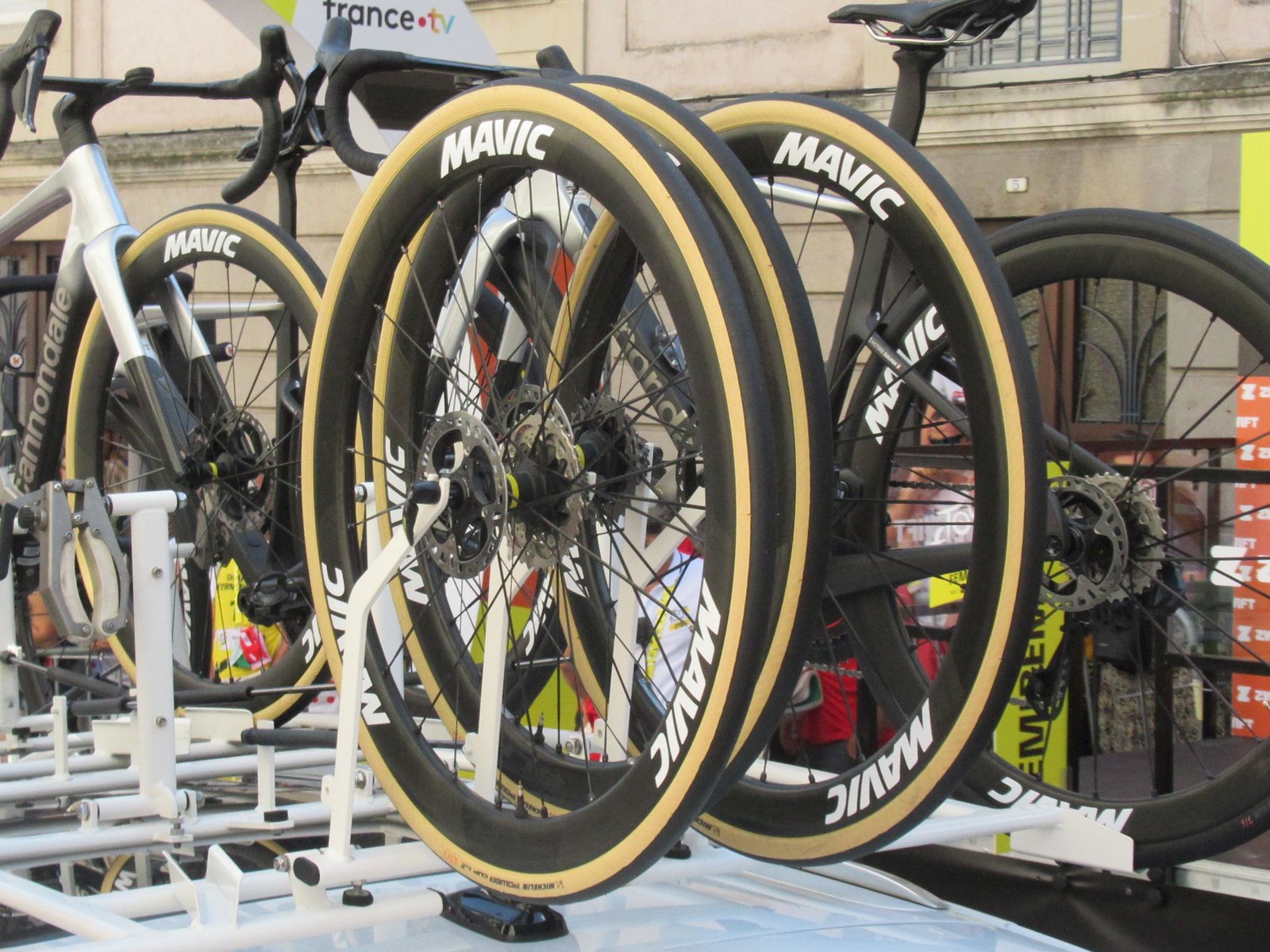 Equipements de vélos de course pour le tour de France féminin avec Zwift