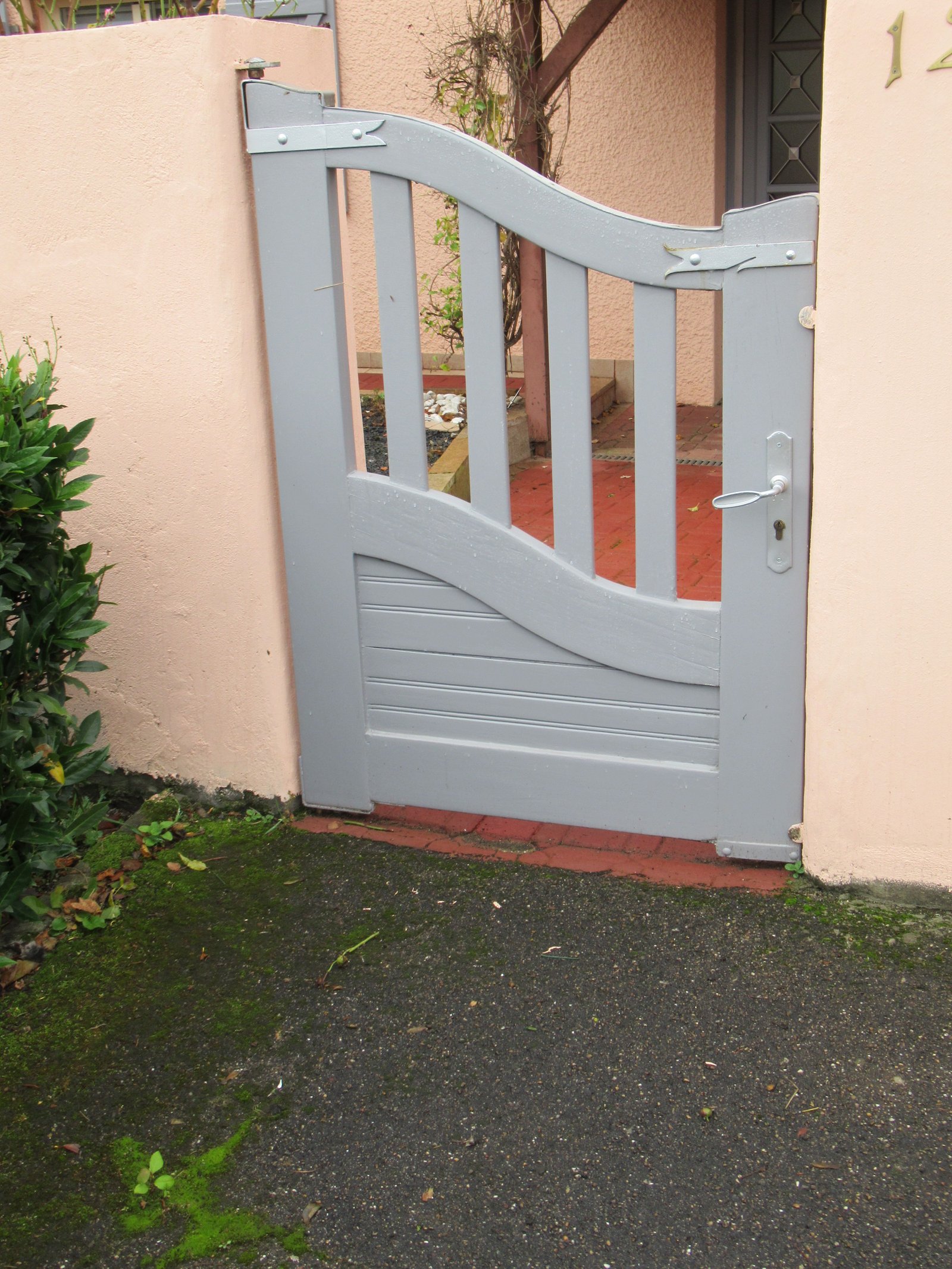 Portillon en bois de couleur grise