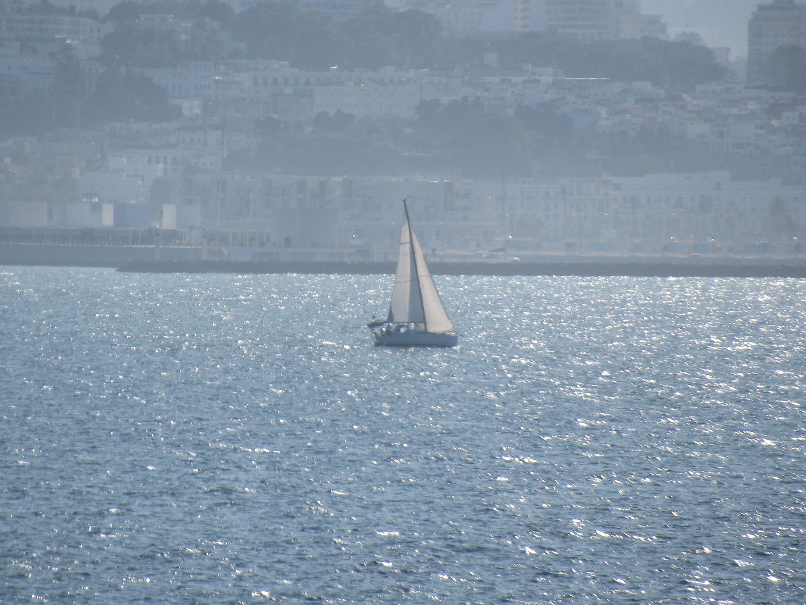 Voilier dans la baie de Tanger