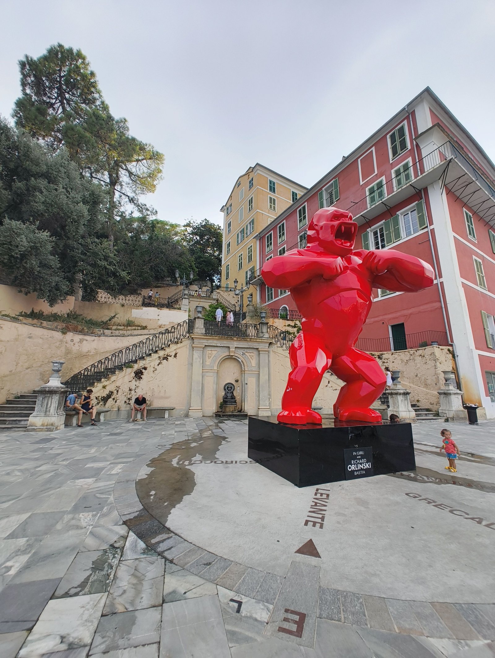 La sculpture d'un gorille rouge devant un bâtiment, photo gratuite
