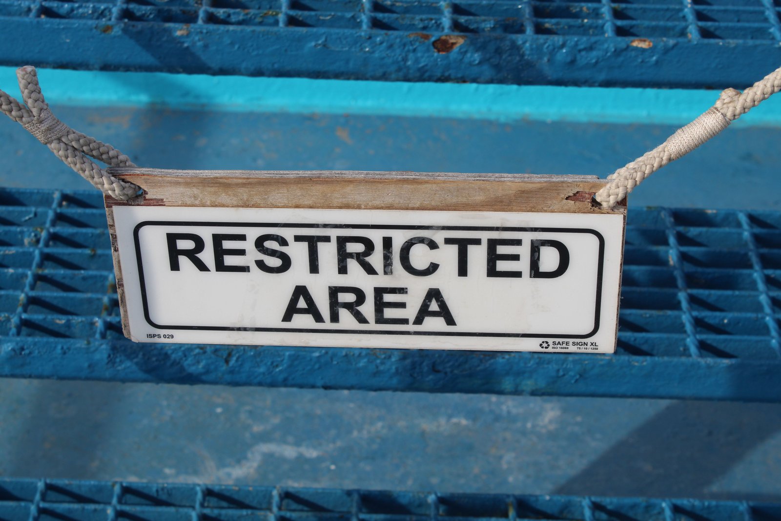 Un panneau signalant une zone restreinte dans un bateau, photo gratuite