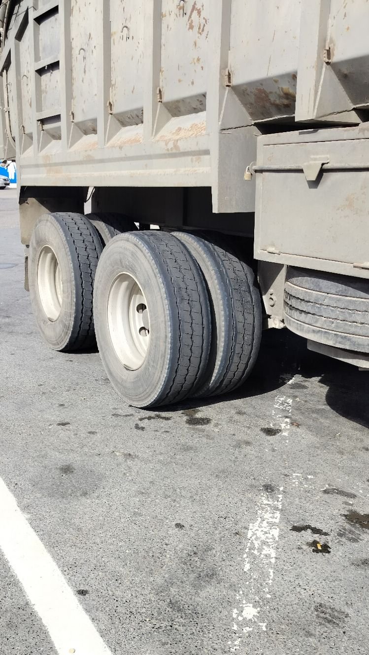 Roue d'un camion, photo gratuite