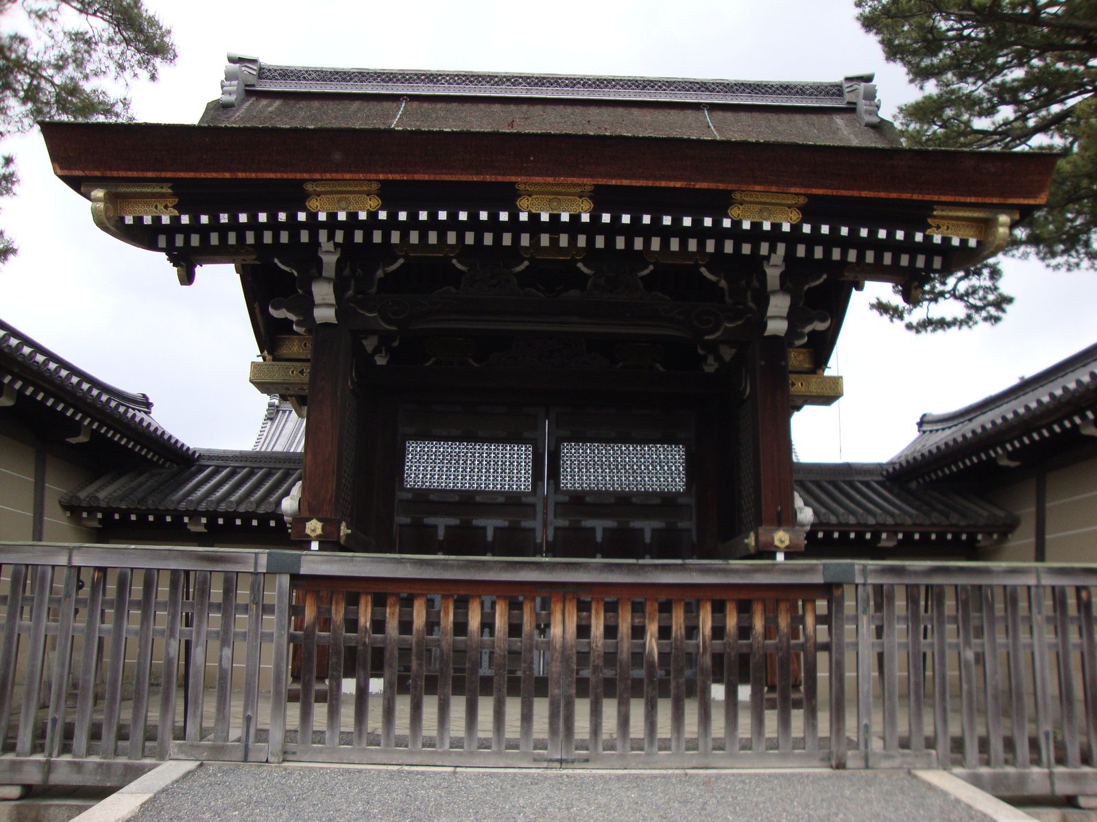 Gros plan sur l'entrée du Palais impérial de Kyoto au Japon en Asie photo gratuite