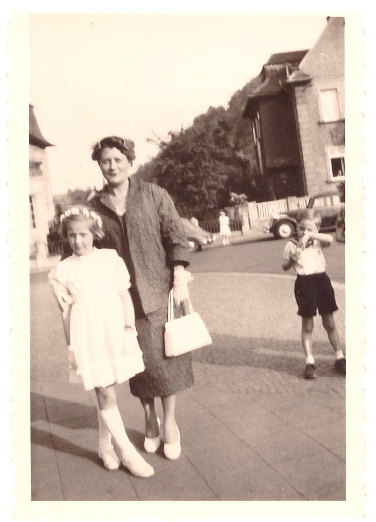 Photo ancienne en noir et blanc d'une mère avec sa fille image gratuite