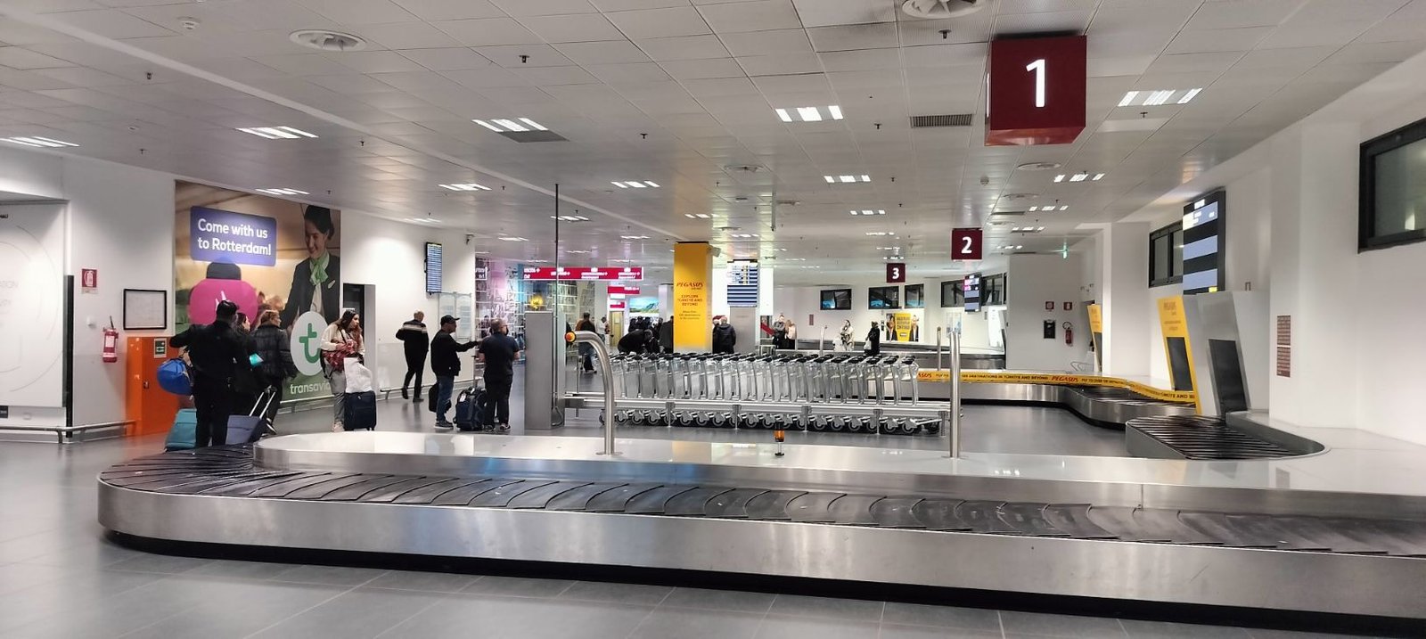 Réception des bagages à l'aéroport de Milan Bergame en Italie photo gratuite