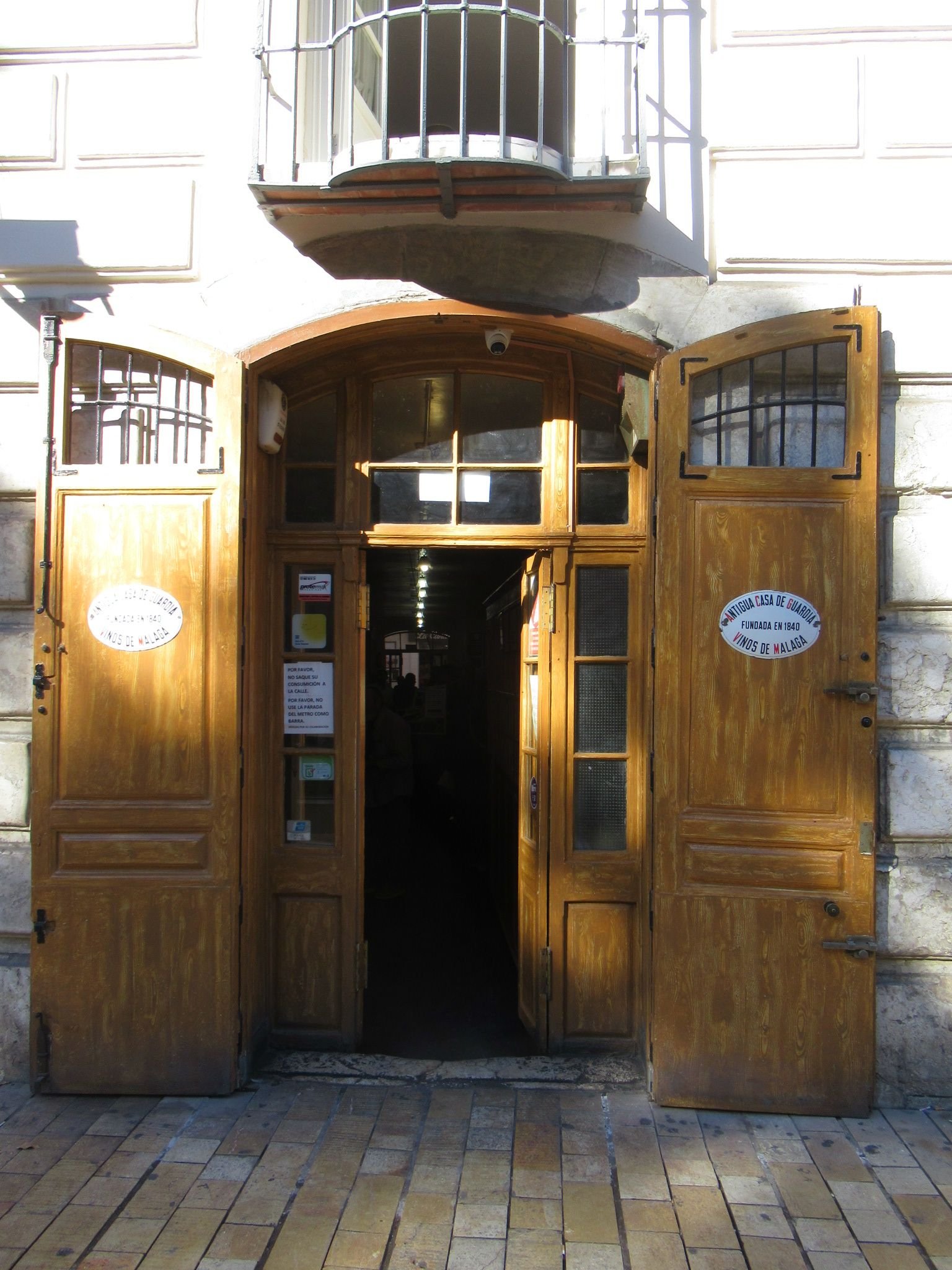 La porte d'entrée d'Antigua Casa de Guardia, une taverne à Malaga en Espagne, photo gratuite