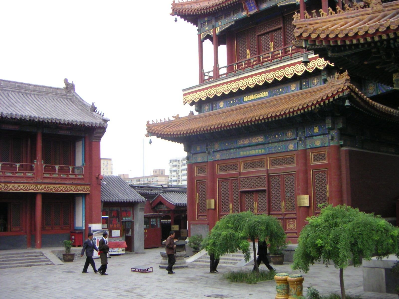 Des personnes dans le temple de yonghe en Chine, Asie photo gratuite